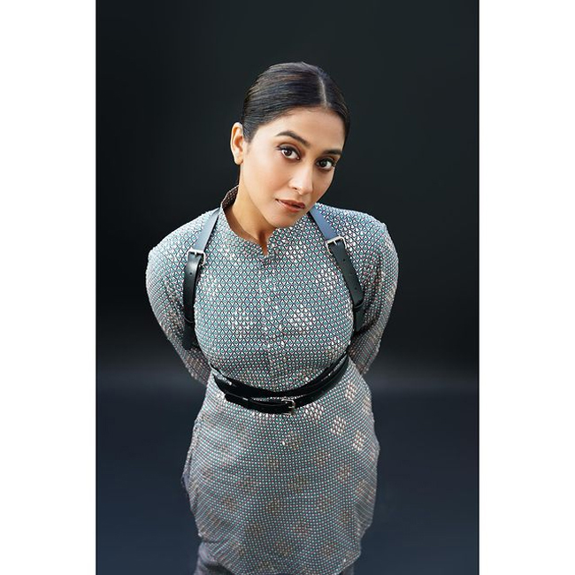 Staggering Poses Of Regina Cassandra